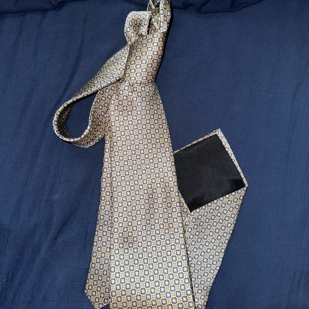 Croft & Barrow Geometric Gold and Black Tie - Picture 1 of 3